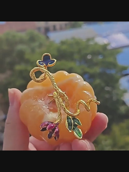 From how to make it the focus of a Thanksgiving family ceremony, to the techniques of using it to set an abundance intention in daily meditation, and then to the creative inspiration for enhancing the energy of the space in autumn home decoration.