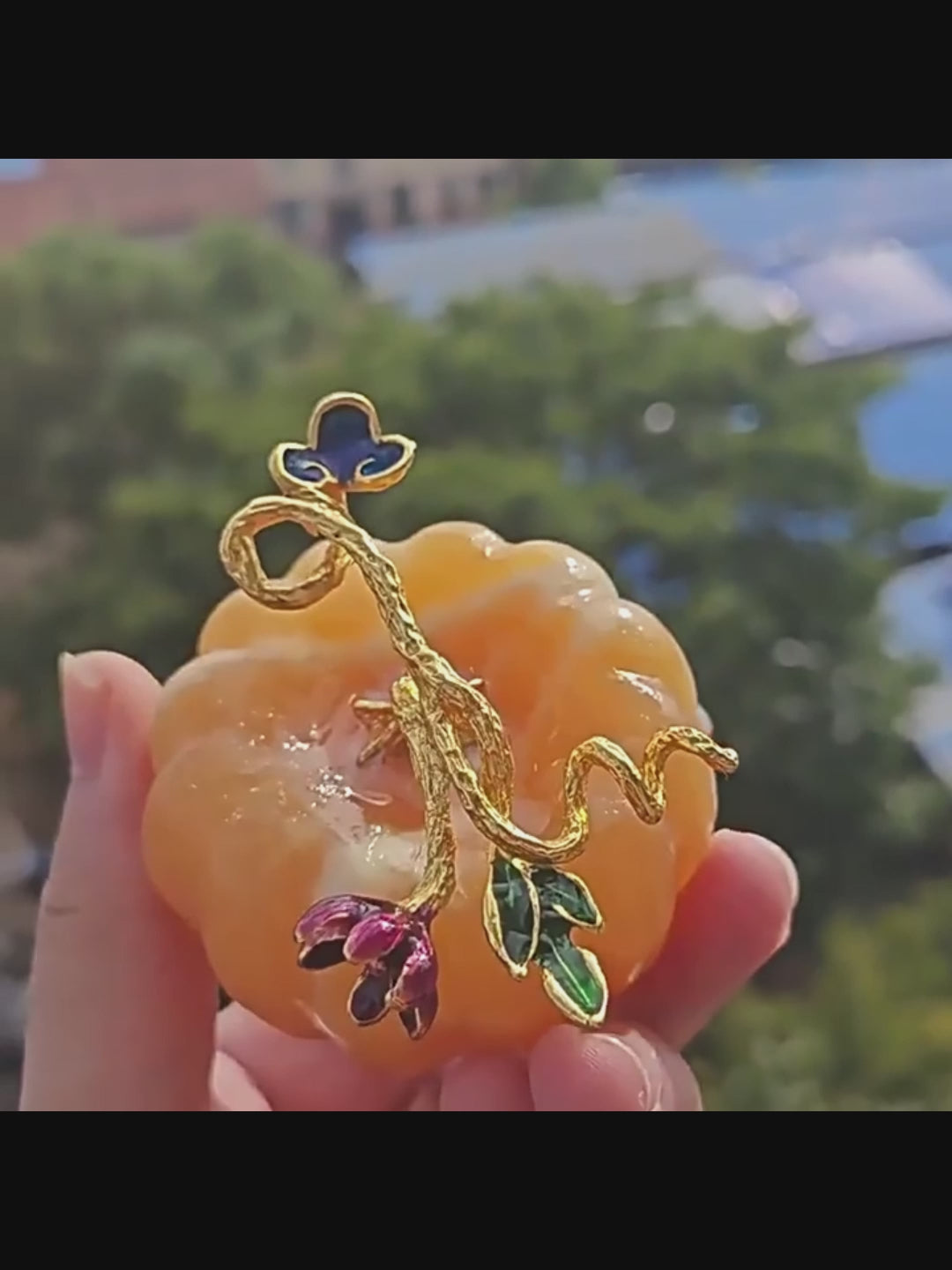 From how to make it the focus of a Thanksgiving family ceremony, to the techniques of using it to set an abundance intention in daily meditation, and then to the creative inspiration for enhancing the energy of the space in autumn home decoration.