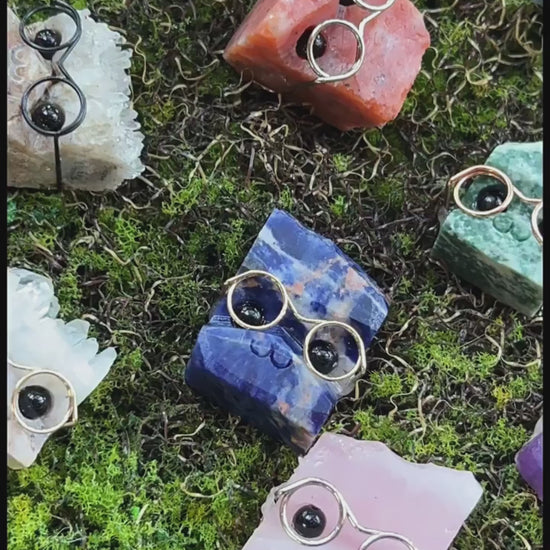 The video vividly showcases how the "Mr. Chopin" crystal hedgehog illuminates daily life: from the quiet companionship when opening a good book, to the witty strike when work inspiration strikes, and then to the meticulous packaging process as a unique gift, telling how it has become the wisest companion on everyone's desk.