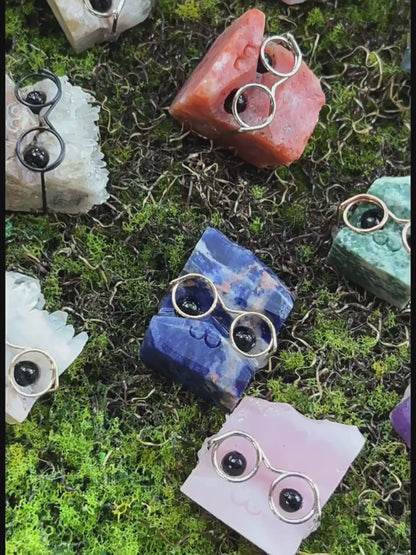 The video vividly showcases how the "Mr. Chopin" crystal hedgehog illuminates daily life: from the quiet companionship when opening a good book, to the witty strike when work inspiration strikes, and then to the meticulous packaging process as a unique gift, telling how it has become the wisest companion on everyone's desk.