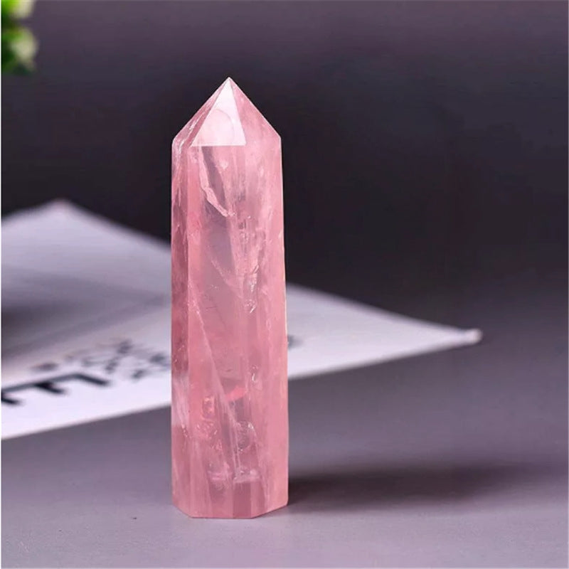 The rose quartz column ornaments on the desk help relieve work pressure and create a friendly atmosphere