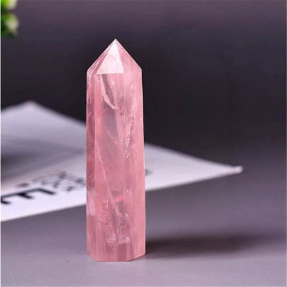 The rose quartz column ornaments on the desk help relieve work pressure and create a friendly atmosphere