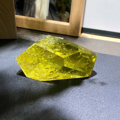 Solar plexus crystal pieces for confidence